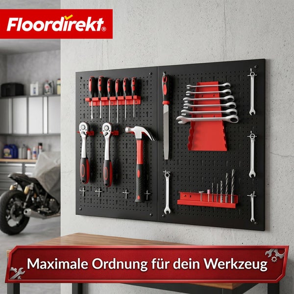 Organisierte, helle Werkstatt mit einer schwarzen Werkzeugwand aus Metall, Hammer, Schraubendrehern und Werkbank. Floordirekt Logo.