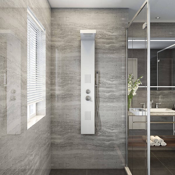 Modernes Duschpaneel mit Regendusche und Handbrause in einem gefliesten Badezimmer mit Waschtisch und Glasduschabtrennung.