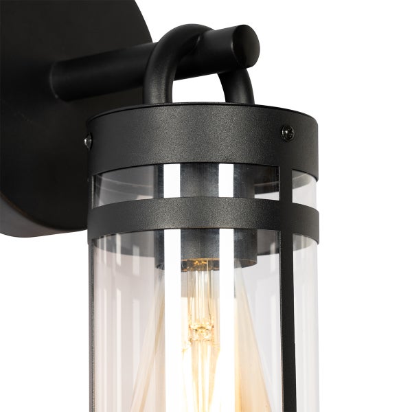 Schwarze Außenwandleuchte aus Metall und klarem Glas mit sichtbarem Filament-Leuchtmittel im modernen Design.