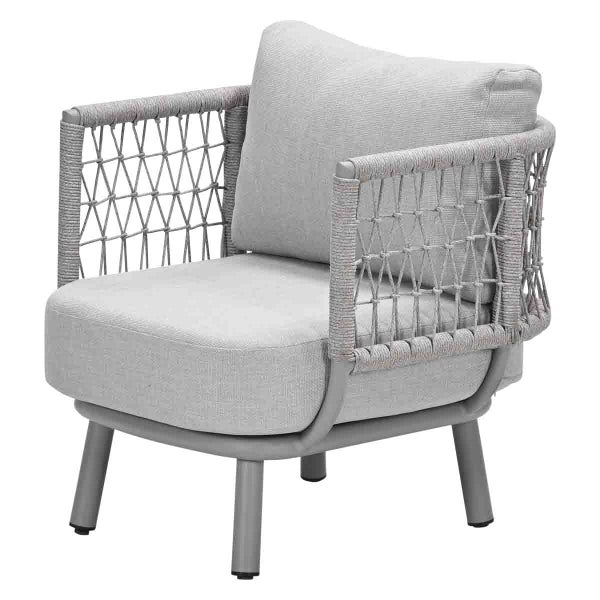 Grauer Garten-Loungesessel mit Seilgeflecht, Metallgestell und gepolsterten Sitz- und Rückenflächen.