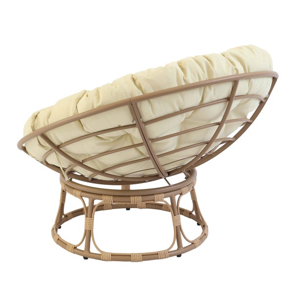 Papasan-Sessel mit braunem Gestell in Rattan-Optik und beigem Polsterkissen.