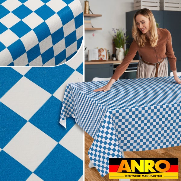 Frau breitet eine abwischbare Tischdecke mit Rautenmuster in einer hellen Küche aus, Detailaufnahme der Struktur, ANRO Deutsche Manufaktur Logo.