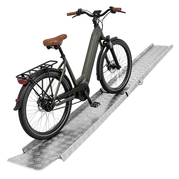 E-Bike auf einer Aluminium-Laderampe mit rutschhemmender Riffelblech-Oberfläche.