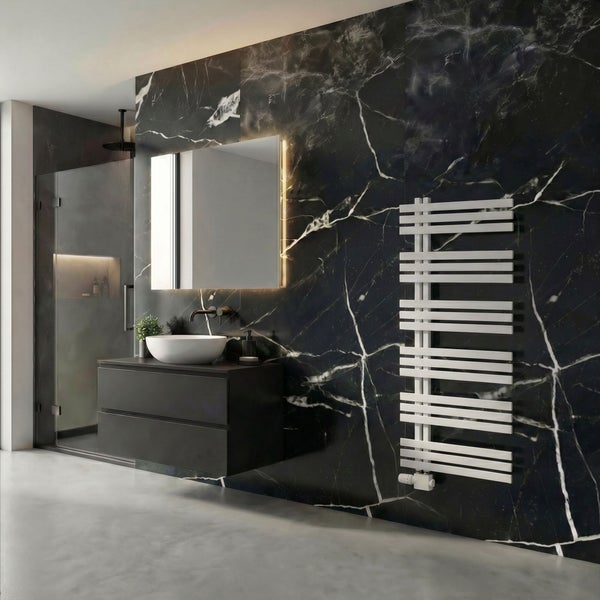 Modernes Badezimmer mit Wandfliesen in Marmoroptik, schwarzem Waschtischunterschrank, Aufsatzwaschbecken und weißem Handtuchheizkörper.