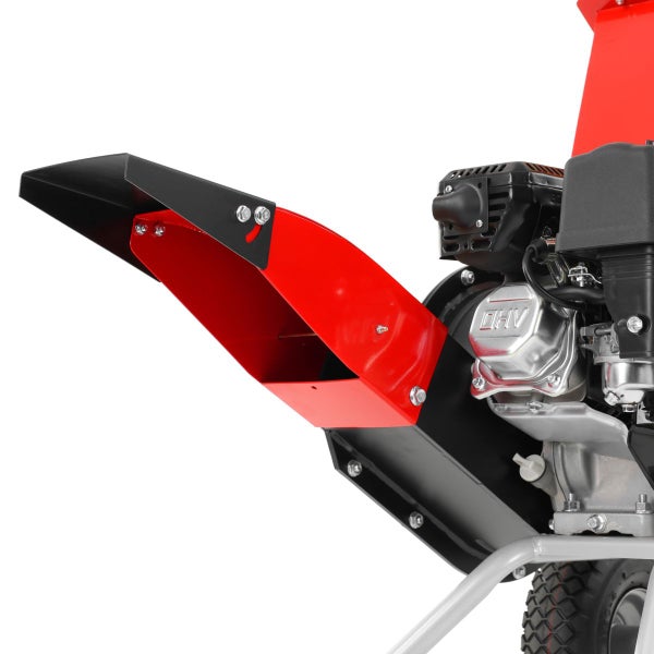 Nahaufnahme eines Gartenhäckslers mit Benzinmotor und verstellbarem Auswurfschacht.