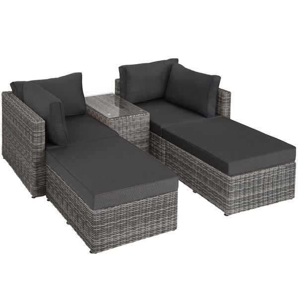 Garten-Lounge-Set aus Polyrattan bestehend aus zwei Liegen und einem Beistelltisch mit Glasplatte.