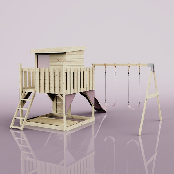 Draufsicht auf einen Spielturm aus Holz mit Dach, Balkon, einer Rutsche und einem Doppelschaukelgestell.