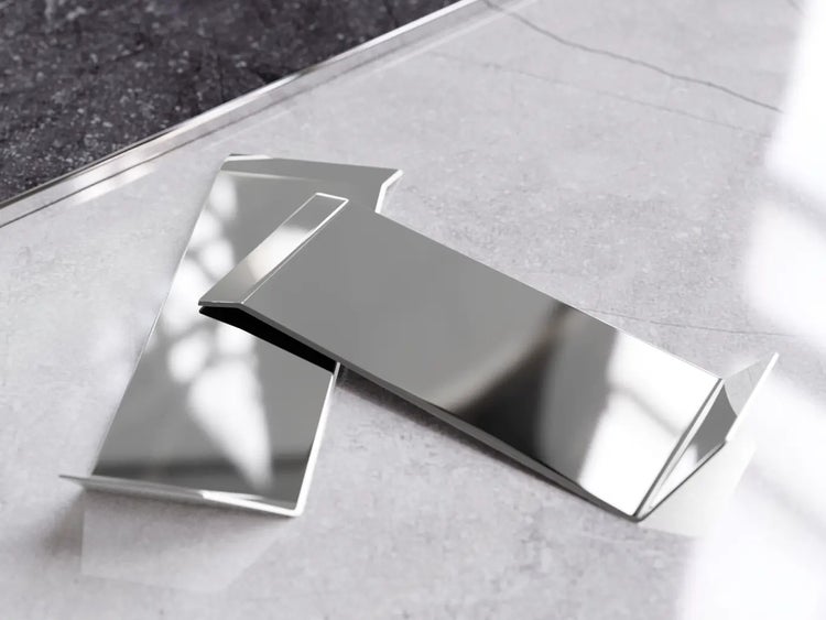 Zwei silberfarbene Regalböden