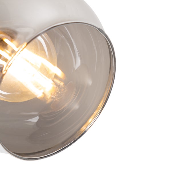 Nahaufnahme einer Deckenleuchte mit Glasschirm