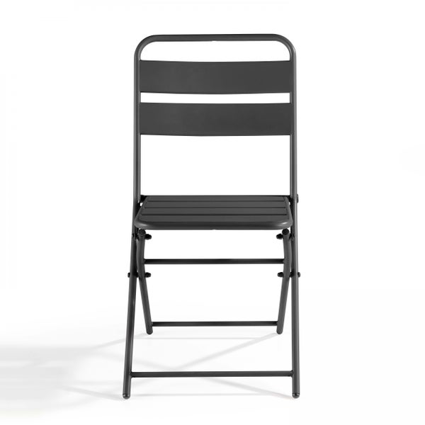 Zusammengeklappter Gartenstuhl aus Metall in Anthrazit mit Lattenoptik an Sitz und Rückenlehne.