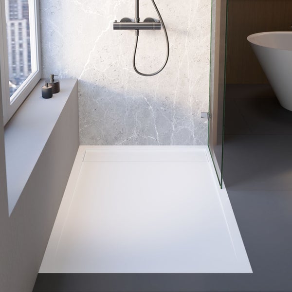 Moderne bodenebene Duschwanne in einem Badezimmer mit grauer Marmorfliesenwand und einer Glasduschwand.