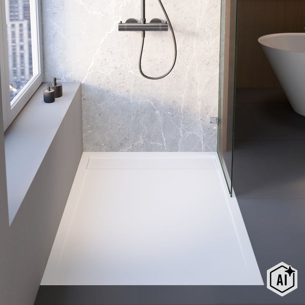 Moderne bodenebene Duschwanne in einem Badezimmer mit grauer Marmorfliesenwand und einer Glasduschwand.