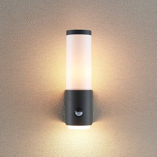 Lindby Wandleuchte außen Okari mit Bewegungsmelder (spritzwassergeschützt (Modern) in Schwarz aus Aluminium (1 flammig, E27) - Wandlampe für Außenwand/Hauswand Haus Terrasse und Balkon