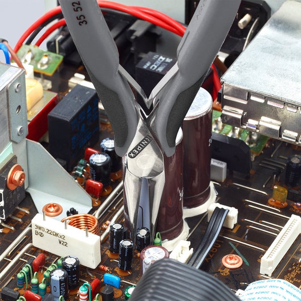 Knipex Logo auf einer Elektronikzange über einer Platine