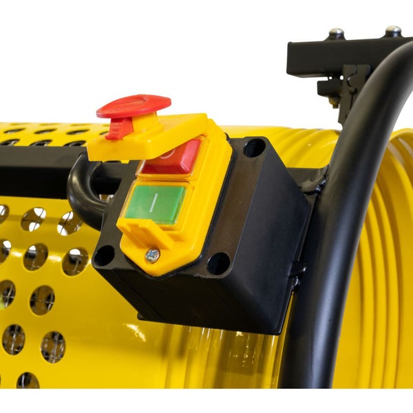 Detailansicht des Bedienfelds einer Baumaschine mit rotem Not-Aus-Schalter, rotem Aus-Schalter und grünem Ein-Schalter