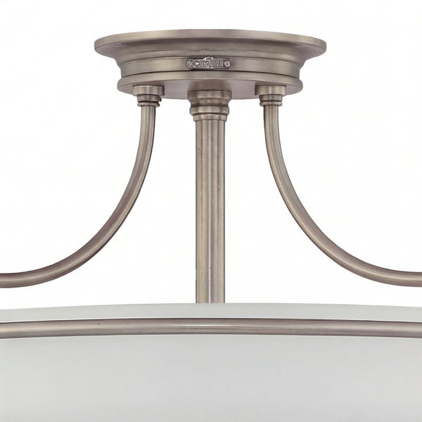 Deckenleuchte mit Metallelementen und Lampenschirm