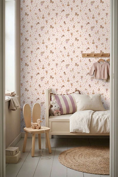 Kinderzimmertapete mit Zirkusmotiv und Sternenmuster in einem hellen, freundlichen Schlafzimmer mit Holzmöbeln und Kuscheltier.
