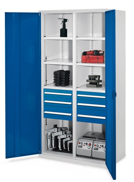 Werkzeugschrank mit Regalen und Schubladen mit Werkzeugen