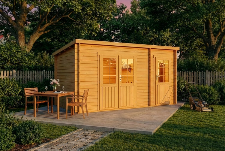 Modernes Gartenhaus aus Holz mit Pultdach, Doppeltür und Einzeltür mit Glaseinsätzen auf einer gepflasterten Terrasse in einem Garten.