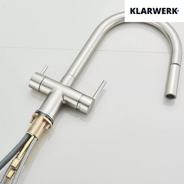 Drei-Wege-Küchenarmatur aus Edelstahl mit hohem Schwenkauslauf, zwei Hebelgriffen und flexiblen Anschlussschläuchen. KLARWERK Logo.