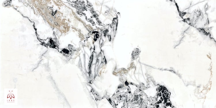 Feinsteinzeugfliese in Marmoroptik mit markanter Maserung in Schwarz, Grau und Beige. Logo IKHE Malarka.