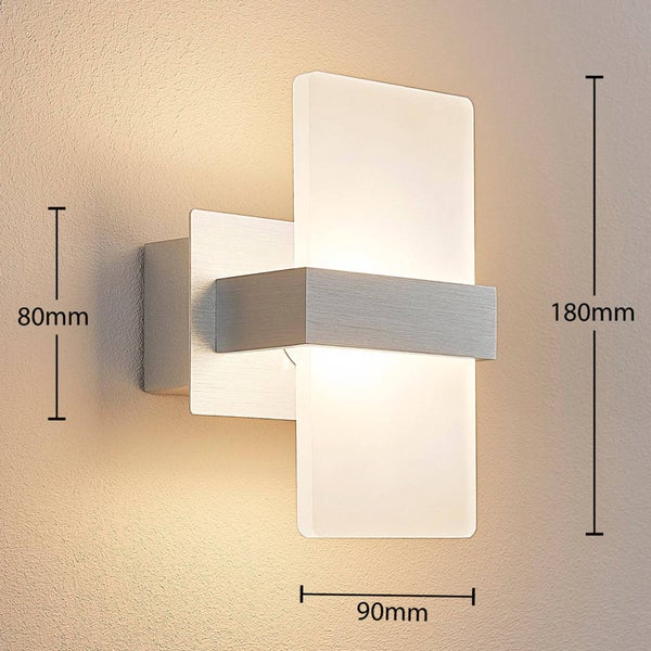 Wandleuchte mit rechteckigem Schirm und Abmessungen: Höhe 180 Millimeter, Breite 90 Millimeter, Halterungshöhe 80 Millimeter.