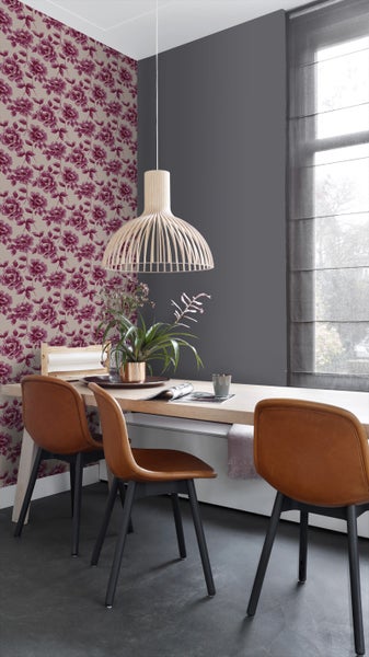 Esszimmer mit Esstisch, Stühlen, Pendelleuchte und geblümter Tapete