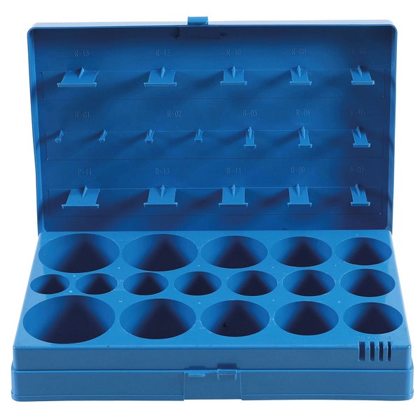 Gartengarnitur unter einer mit Pflanzen bewachsenen Pergola neben einem Pool