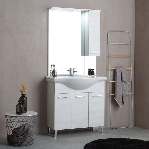 Badezimmermöbel Set mit Waschbecken, Spiegelschrank mit Beleuchtung und Unterschrank mit drei Türen in einem modernen Badezimmer.