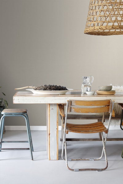 Helles Esszimmer mit Holztisch, Stühlen und dekorativer Beleuchtung