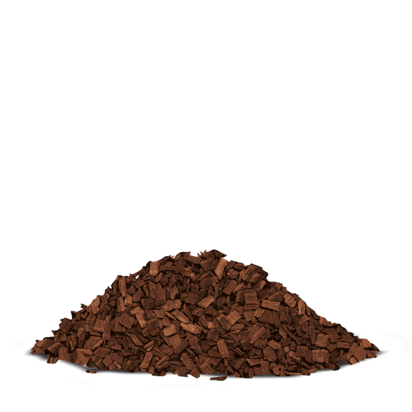 Ein Haufen dunkler Holzhackschnitzel.