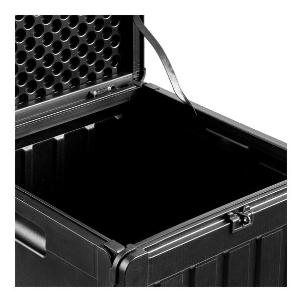 Offene schwarze Aufbewahrungsbox aus Kunststoff mit Deckelband und Verschlussvorrichtung.