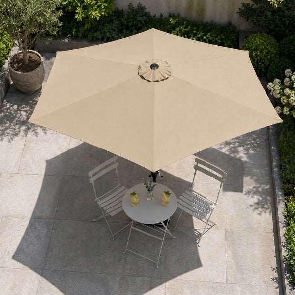 Sechseckiger Gartenschirm über einem Set aus rundem Tisch und zwei Klappstühlen auf einer gefliesten Terrasse mit Pflanzen.