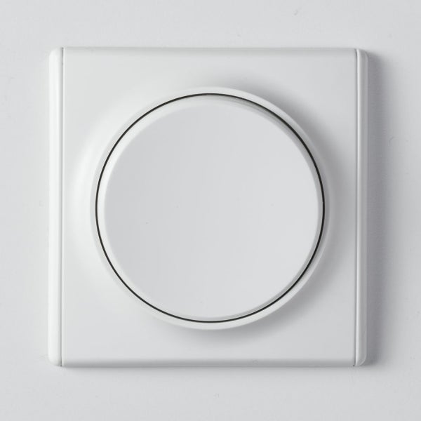 Weißer Drehdimmer mit quadratischer Abdeckung für die Unterputzmontage zur Lichtsteuerung.