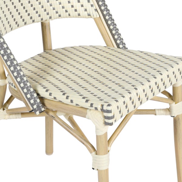 Bistrostuhl aus weißem und grauem Kunststoffgeflecht im Karomuster mit einem Gestell in Holzoptik.