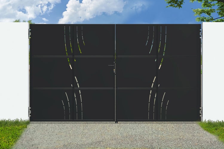 Schwarzes zweiflügeliges Einfahrtstor aus Metall mit dekorativen geschwungenen Mustern zwischen weißen Pfeilern auf Kiesweg.