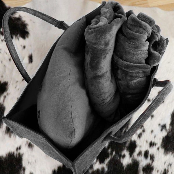 Filztasche mit weichem Kissen und Kuscheldecke für ein gemütliches Ambiente.