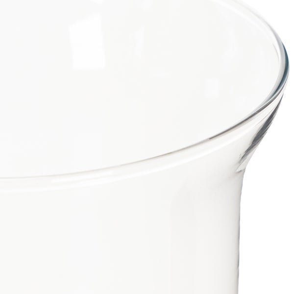 Detailansicht eines Standfußes aus klarem Glas für Gefäße wie Vasen oder Schalen.