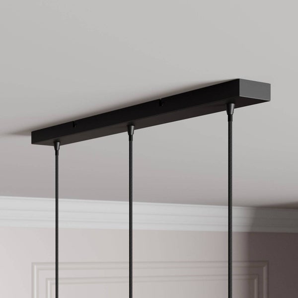 Schwarzer rechteckiger Metall-Baldachin für drei Pendelleuchten zur Deckenmontage.