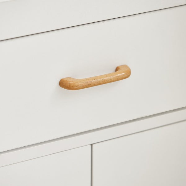 Detailaufnahme einer Kommode mit Schublade und Holzgriff