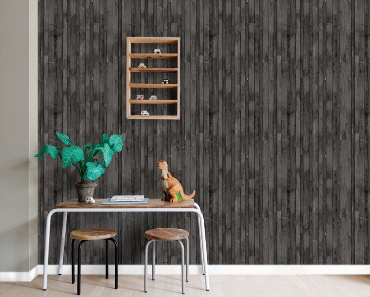 Einrichtungsidee mit einer Wand mit Holzpaneel-Optik, einem Schreibtisch, Hockern und einem Wandregal