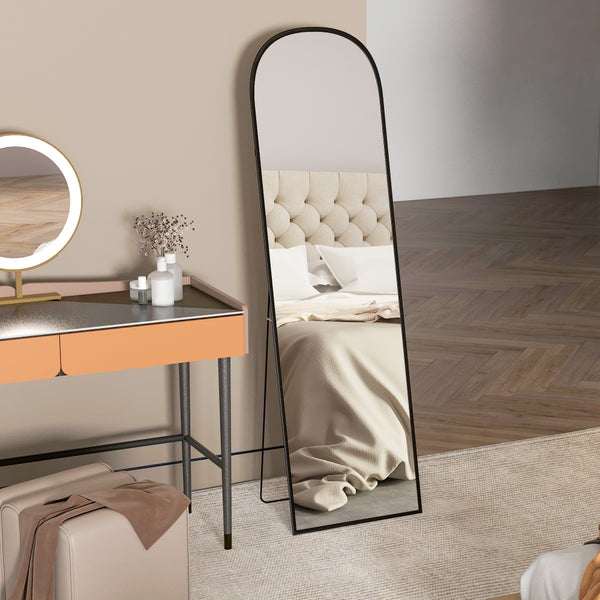 Frau räumt Wäsche in einen Kondenstrockner mit automatischer Abschaltfunktion