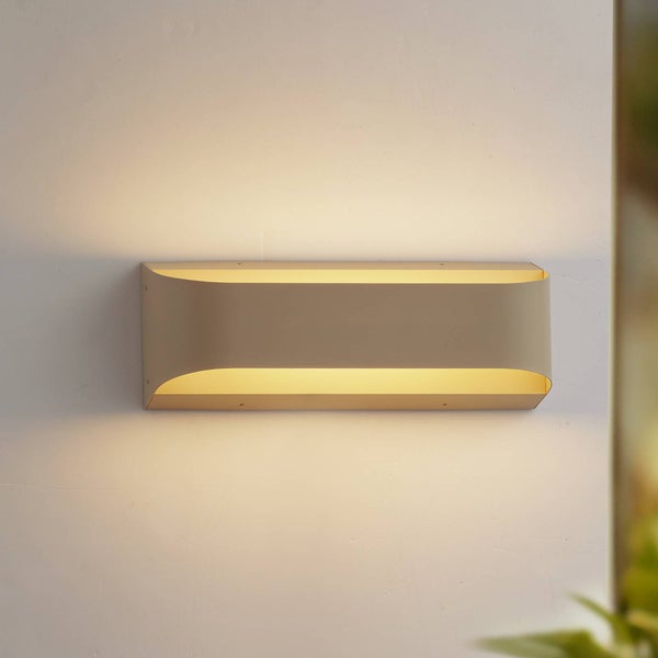 Moderne rechteckige Wandleuchte mit Up-and-Down-Lichteffekt an einer hellen Wand.