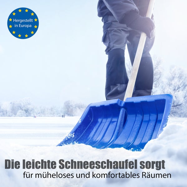 Person schaufelt Schnee mit einer blauen Schneeschaufel; Hergestellt in Europa Siegel