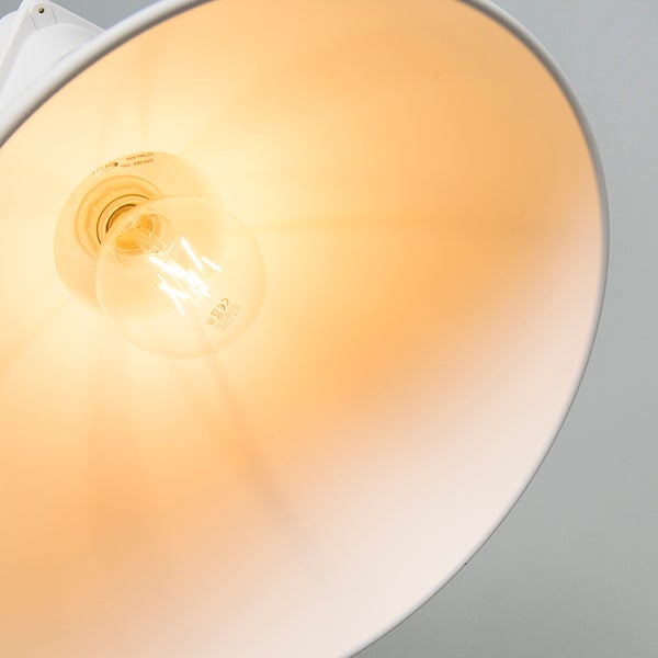 Nahaufnahme einer eingeschalteten Lampe mit Glühbirne