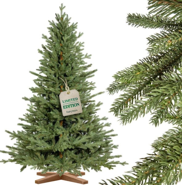 Künstlicher Weihnachtsbaum von Fairytrees mit Holzständer und Limited Edition Anhänger