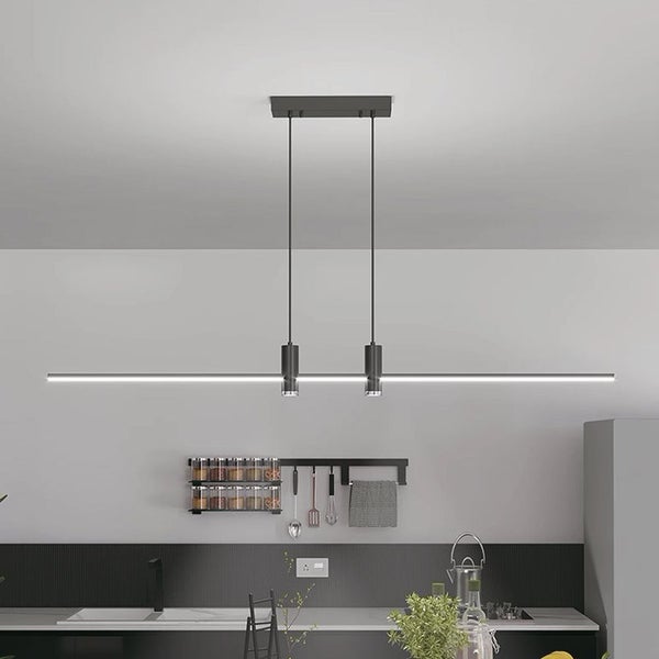 Moderne Hängeleuchte mit linearem Design über einer Küchentheke
