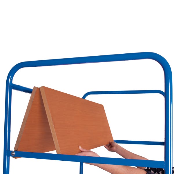 Frau legt Holzplatten auf einen blauen Transportwagen