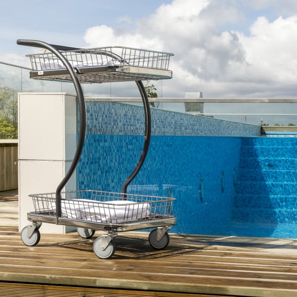 Handtuchwagen mit zwei Körben neben dem Pool