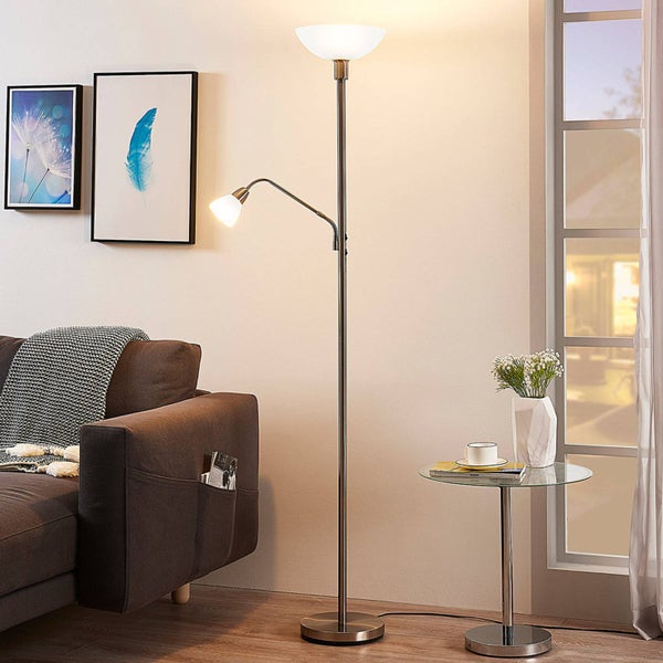 Stehlampe mit Leselampe neben Sofa und Tisch